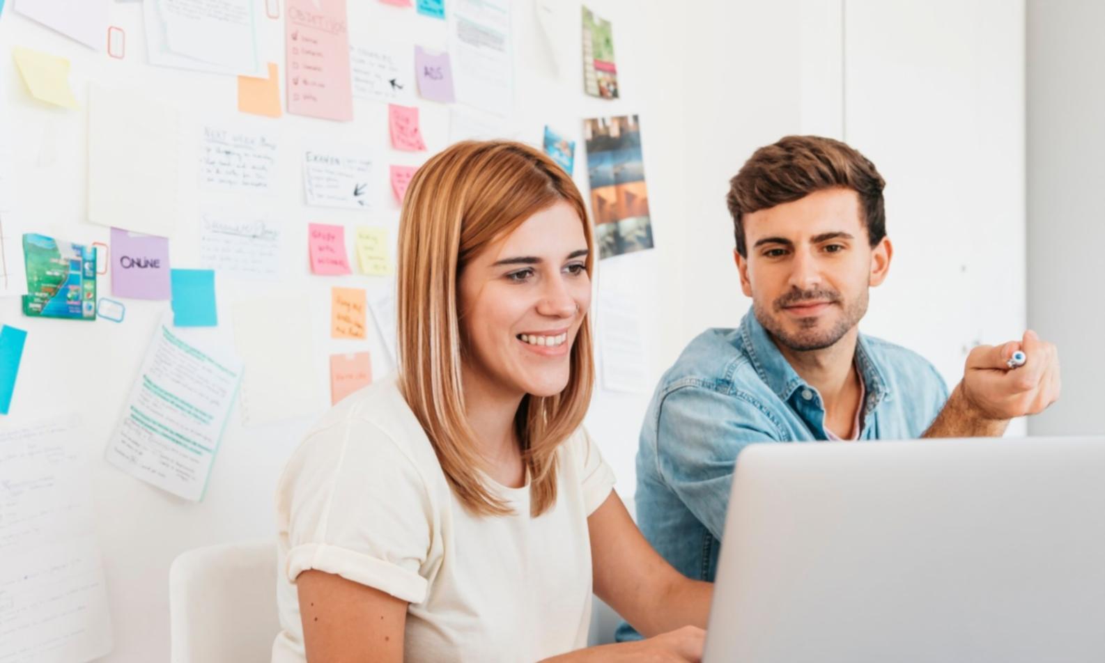 Equipo profesional analizando indicadores financieros en presentación digital