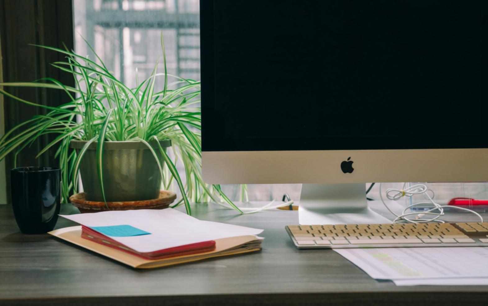 Profesional revisando estrategias financieras en entorno corporativo moderno