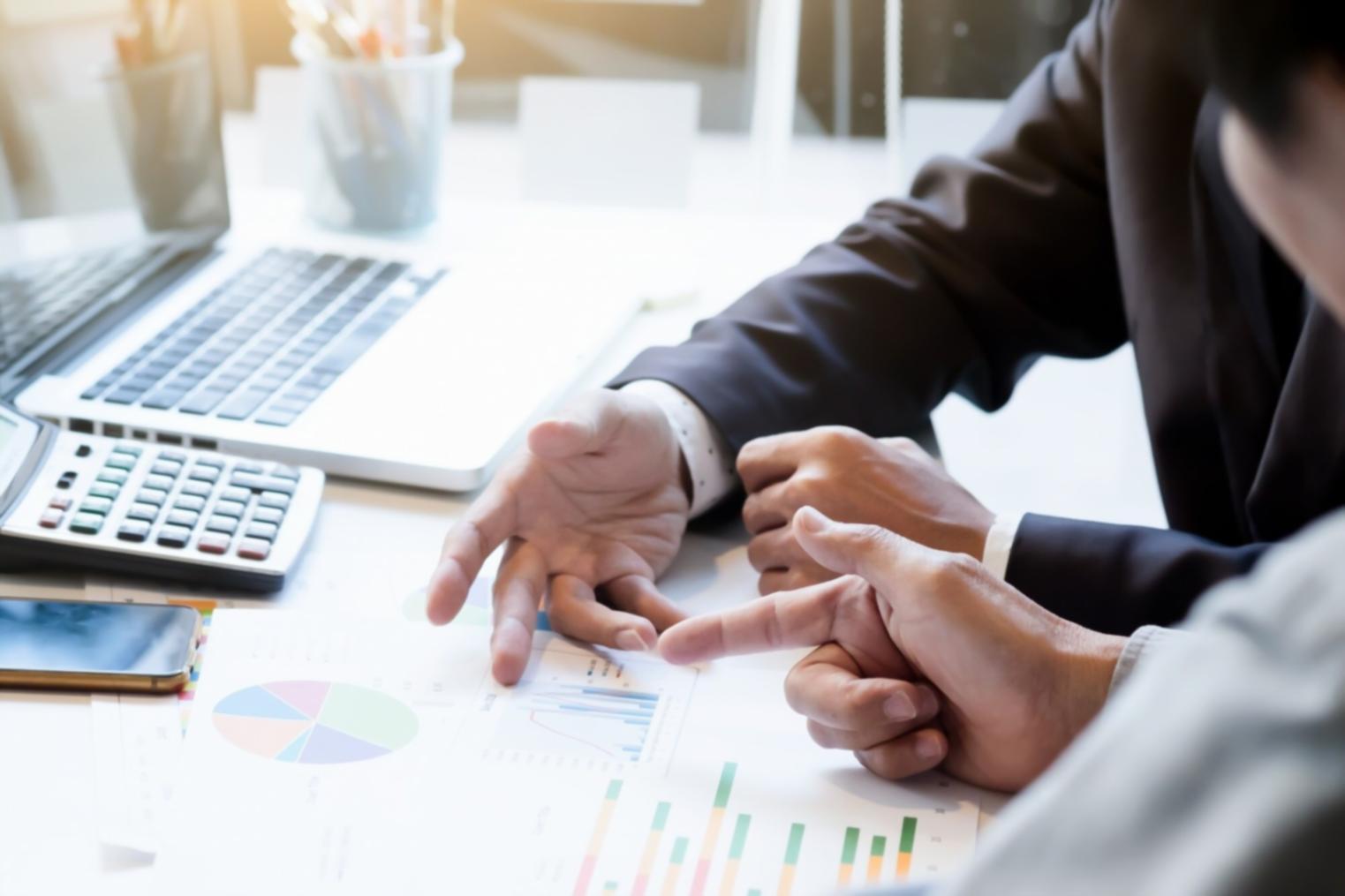 Reunión del equipo de urilavonera discutiendo estrategias financieras